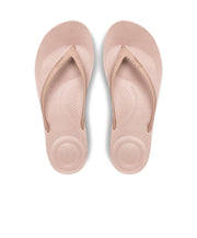 FitFlop iQushion Ergonomic Thongs Cream